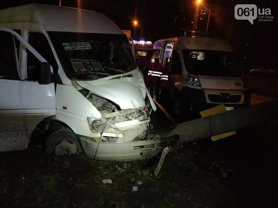 У Запоріжжі маршрутка потрапила у ДТП У Запоріжжі маршрутка потрапила у ДТП