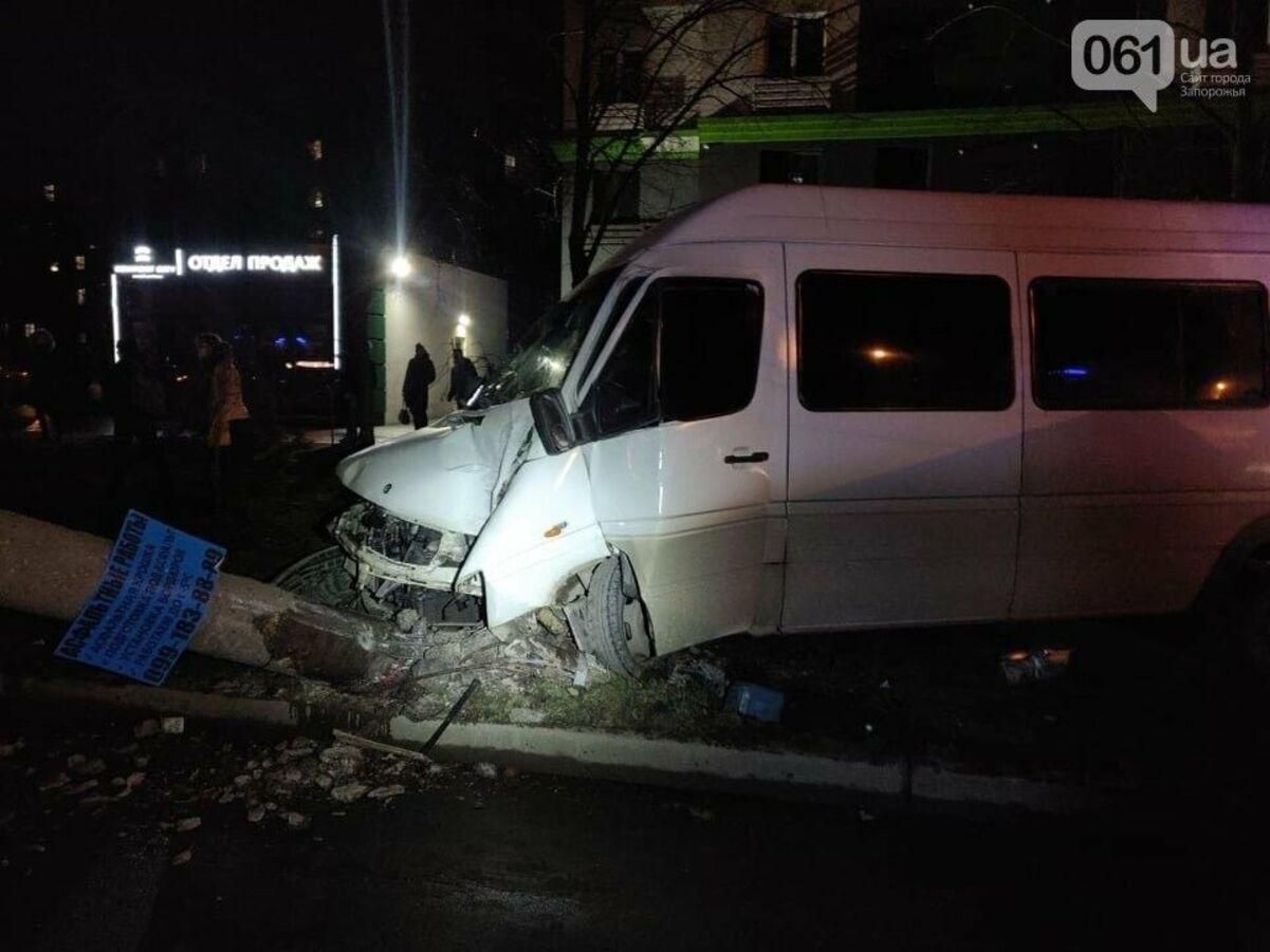 В Запорожье водитель маршрутки въехал в столб и сбежал: фото, видео В Запорожье водитель маршрутки въехал в столб и сбежал: фото, видео