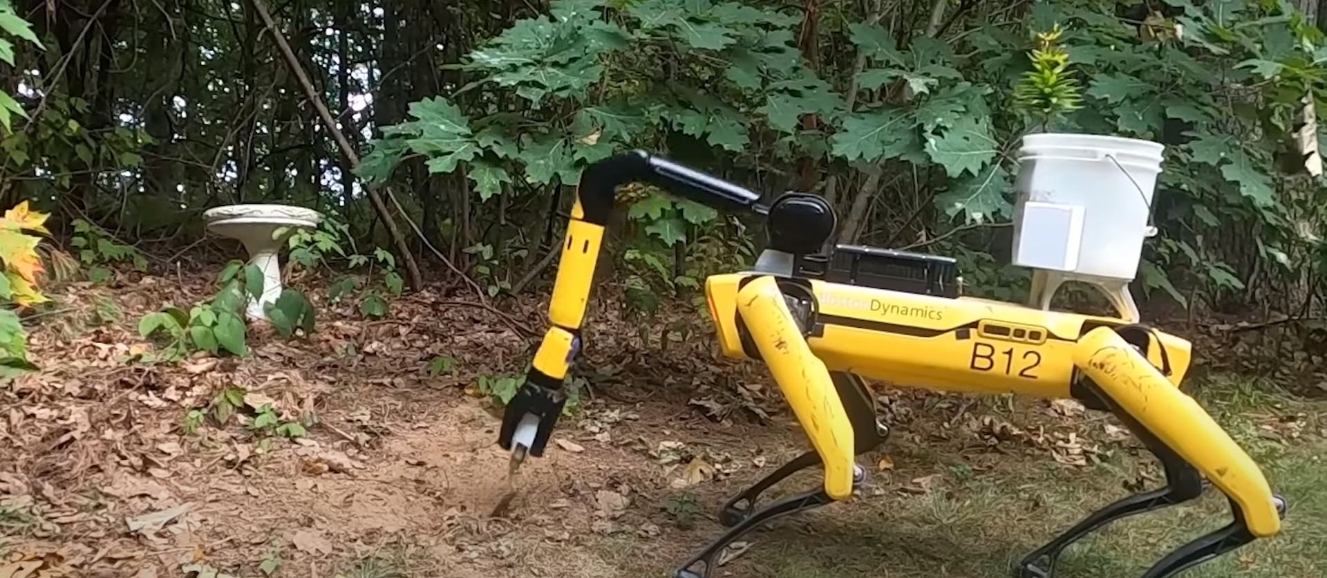 Boston Dynamics показала, что умеет робособака Spot Boston Dynamics показала, что умеет робособака Spot