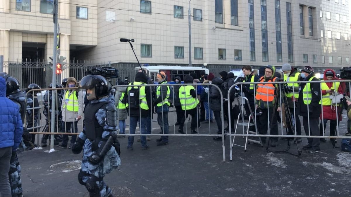 Суд над Навальным: еще до начала заседания задержали 23 человека - видео Суд над Навальным: еще до начала заседания задержали 23 человека - видео