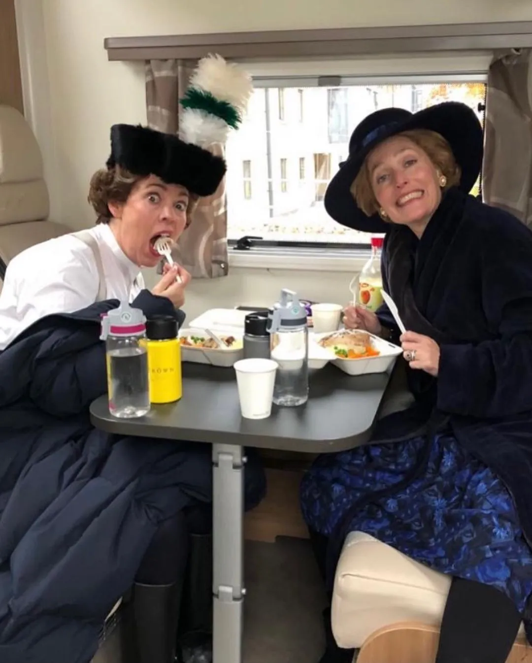 Олівія Колман і Джилліан Андерсон на зйомках Олівія Колман і Джилліан Андерсон на зйомках