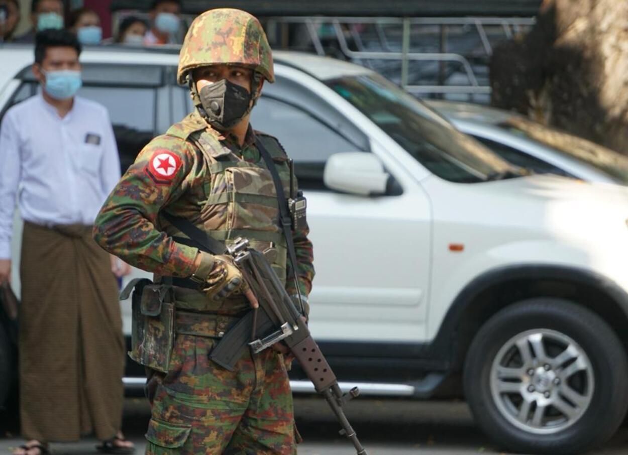 Бояться засинати: у М'янмі затримали вже близько 400 політиків Бояться засинати: у М'янмі затримали вже близько 400 політиків