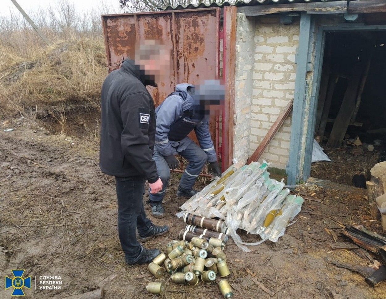 В канализационной трубе на Донбассе нашли арсенал оружия фото