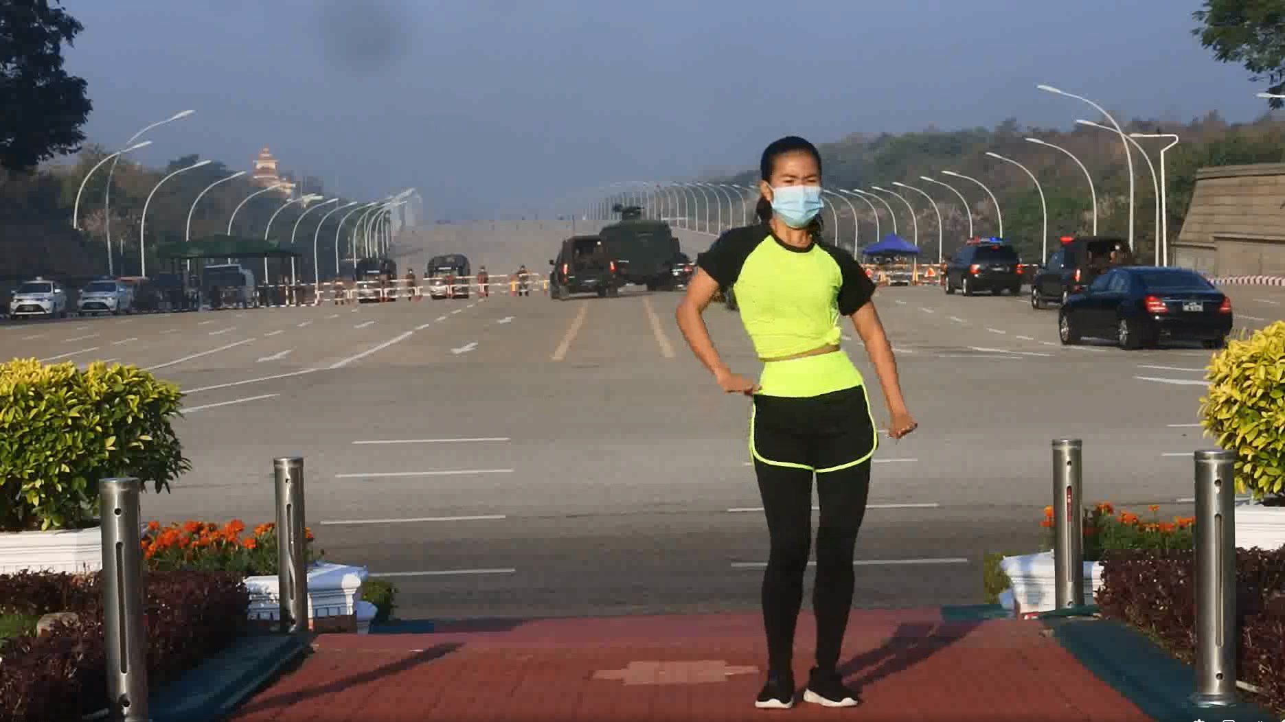 Начало военного переворота в Мьянме попало на видео танцев учительницы физкультуры Начало военного переворота в Мьянме попало на видео танцев учительницы физкультуры