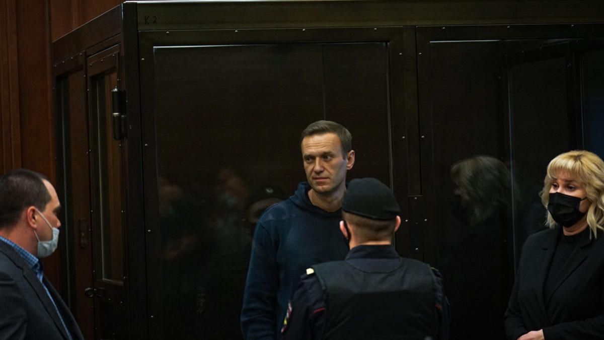 Навальный во время суда просился в МакДональдс: еду привезли, ли