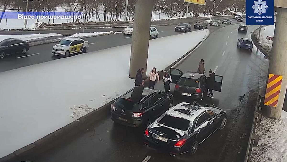 У Києві затримали чоловіків, які побили водія на мості Метро