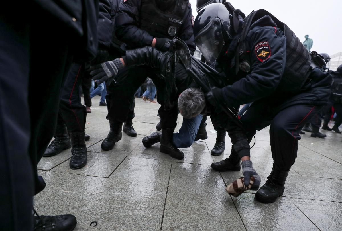 Протесты в России 2.02.2021: людей начал задерживать ОМОН