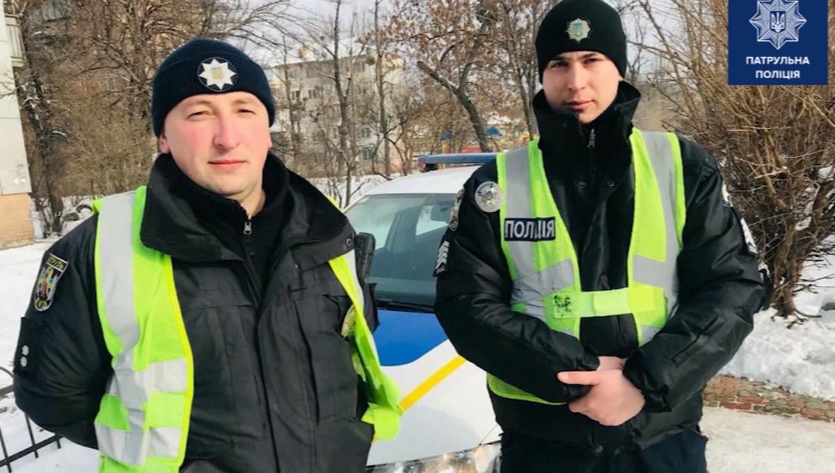 Патрульные вытащили мужчину, который провалился под лед в Киеве