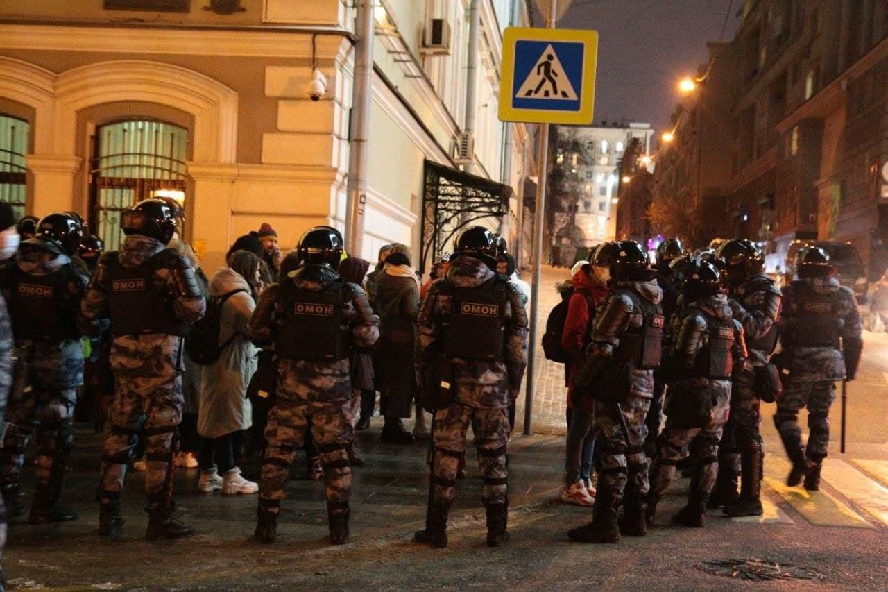 Силовики жестоко разгоняют акции протеста в России 02.02.2021: видео Силовики жестоко разгоняют акции протеста в России 02.02.2021: видео