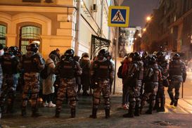 Дубинки и электрошокеры: силовики жестоко разгоняют акции протеста в России – видео