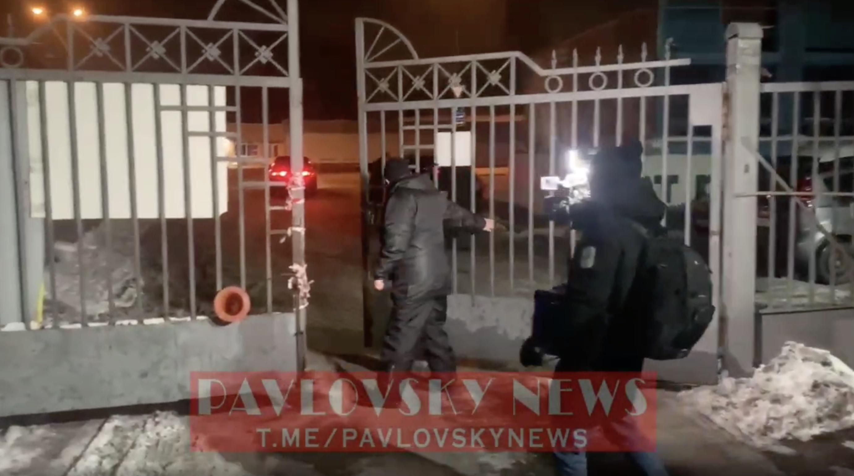 Охорона заблокувала кіностудію Довженка, звідки ZIK транслюють у ютуб Охорона заблокувала кіностудію Довженка, звідки ZIK транслюють у ютуб