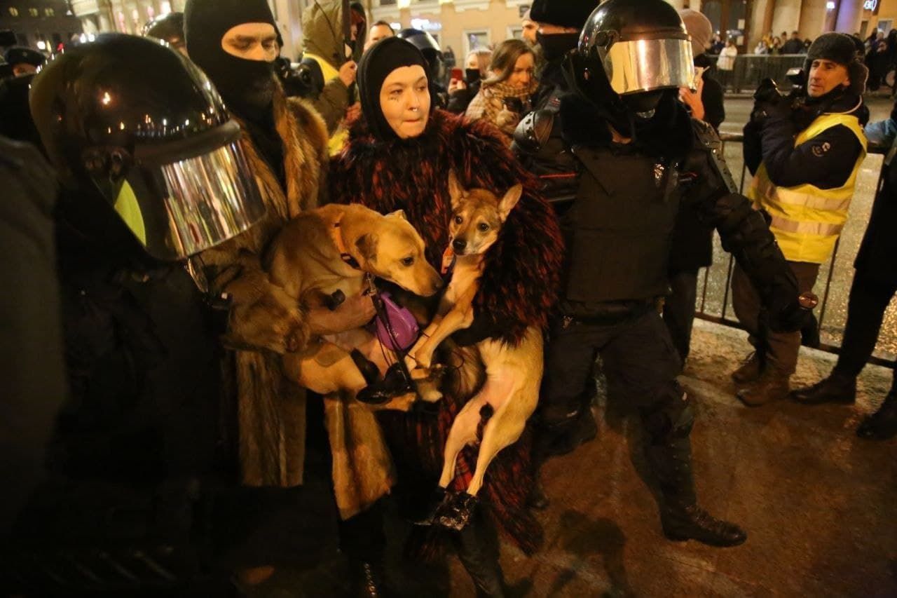 В Санкт-Петербурге 02.02.2021 в автозак посадили собак и их владельцев