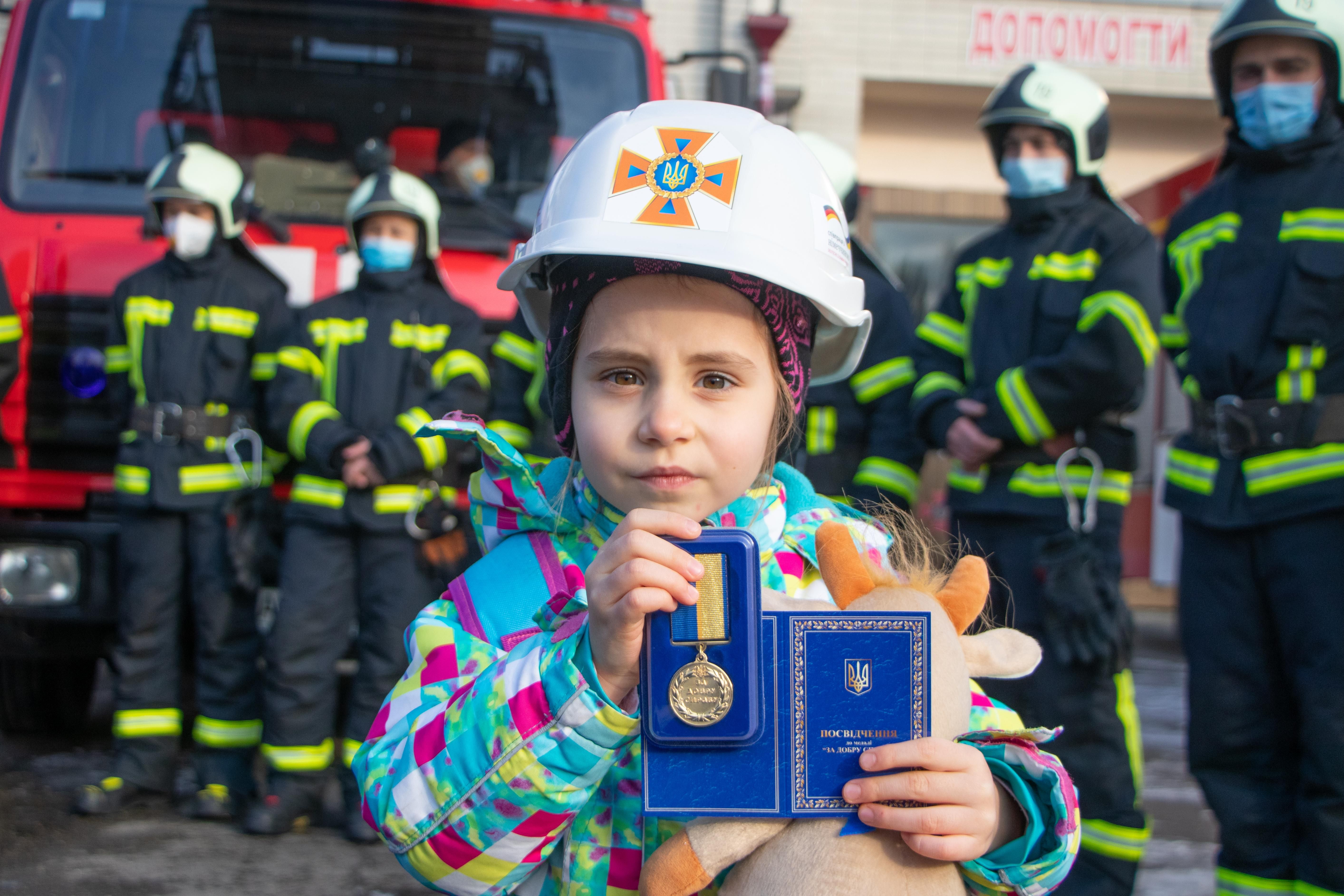 У Києві дівчинку нагородили орденом: врятувала від пожежі