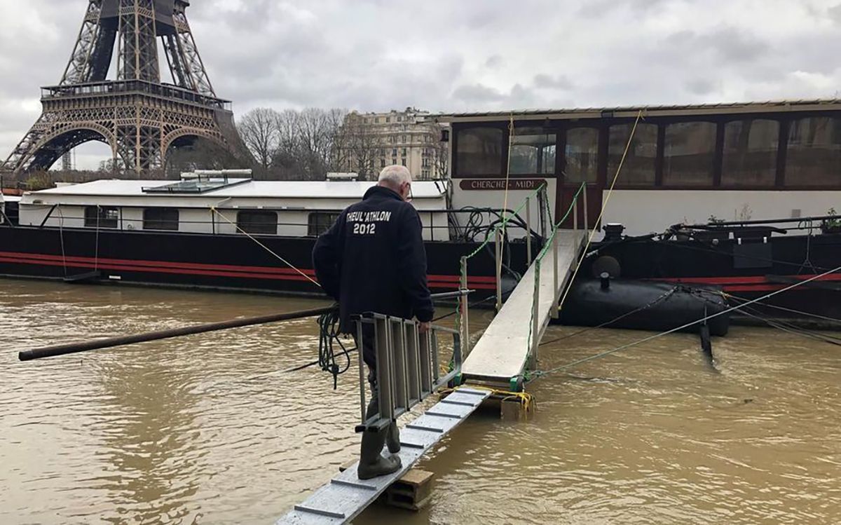 Во Франции из-за сильных наводнений погибли 2 человека: подробности