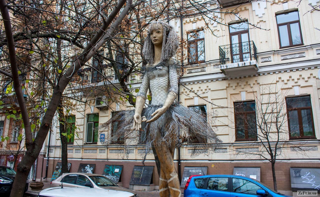 У Києві знайшли потрощеною скульптуру балерини: фото