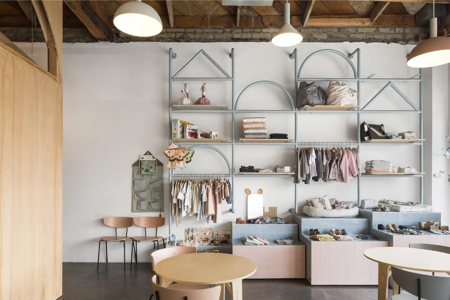 Торгова зона і кав'ярня оздоблені у легкому, дитячому стилі Торгова зона і кав'ярня оздоблені у легкому, дитячому стилі