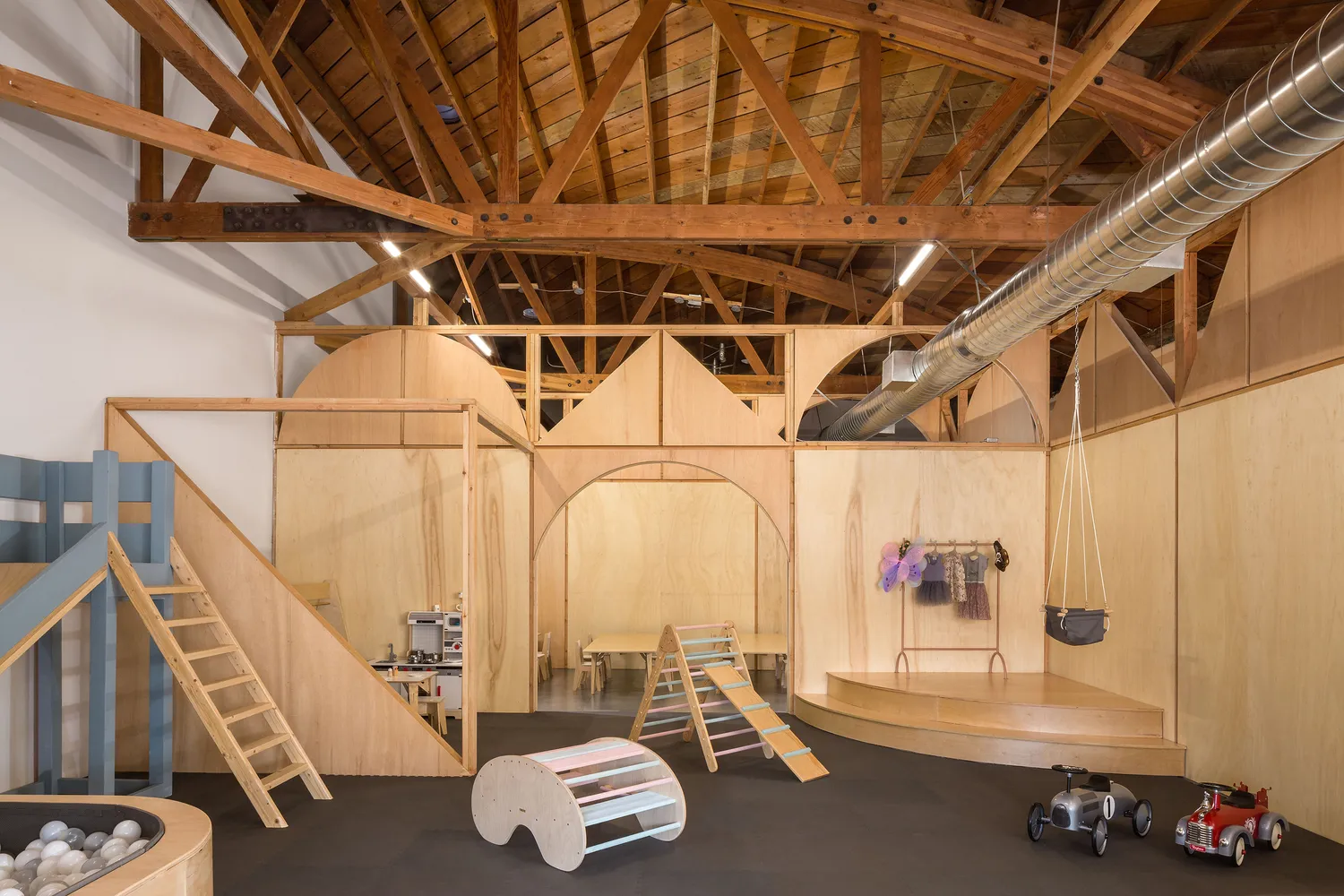 Меблі у зоні для ігор зробили з дерева Меблі у зоні для ігор зробили з дерева