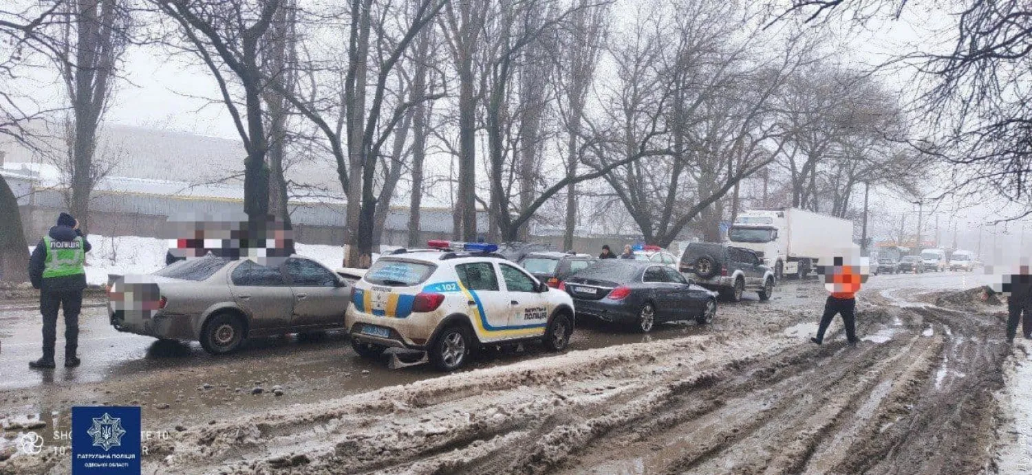 В Одесі: зіткнулися 6 автомобілів, одного водія відвезли у лікарню