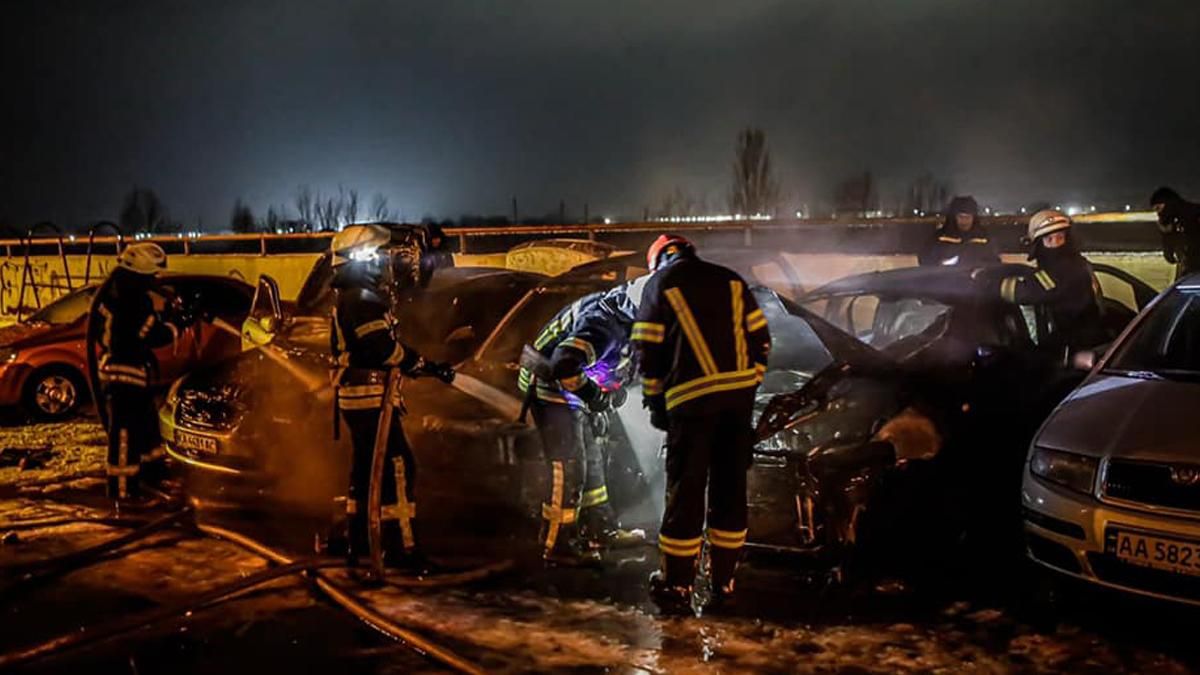 В Киеве на Троещине сгорели 4 автомобиля: стояли во дворе высотки 