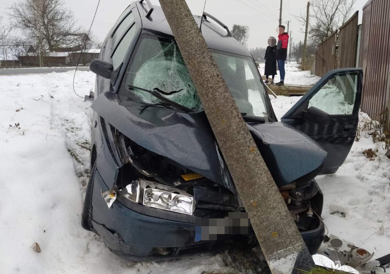 Сбил пожилую женщину и врезался в столб: на Житомирщине пьяный львовский водитель спровоцировал ДТП - фото Сбил пожилую женщину и врезался в столб: на Житомирщине пьяный львовский водитель спровоцировал ДТП - фото