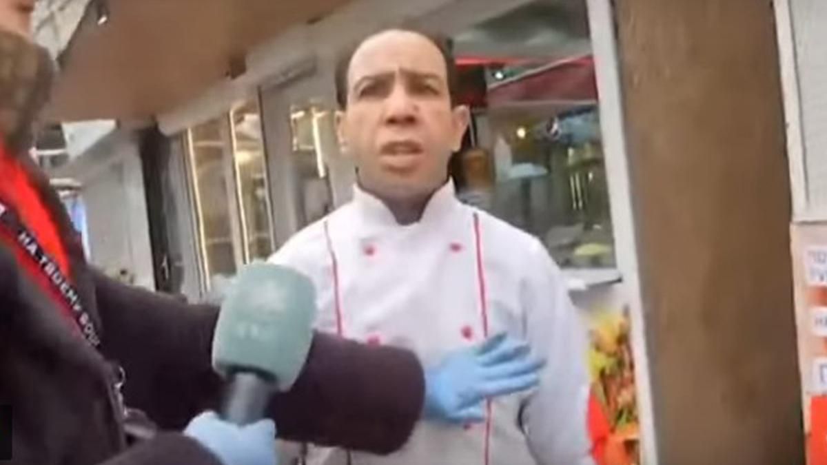 В Киеве продавец шаурмы покусал оператора и напал на журналистку 