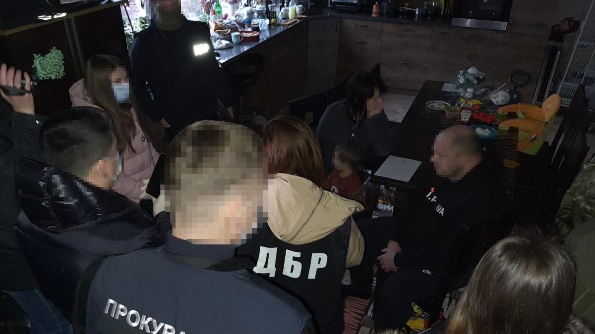 На Харківщині працівник ДФС з дружиною заволоділи будинком - новини