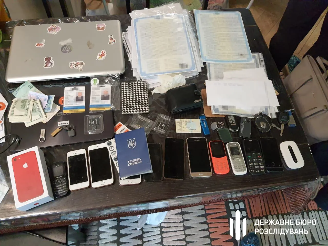 На Харківщині працівник ДФС з дружиною заволоділи будинком вартістю понад 750 тисяч На Харківщині працівник ДФС з дружиною заволоділи будинком вартістю понад 750 тисяч