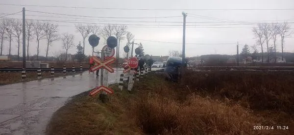 На Львівщині автомобіль влетів у потяг: водій у лікарні – фото