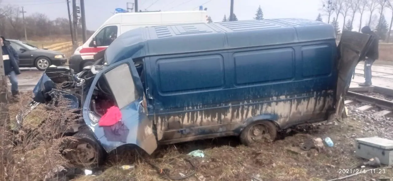 На Львівщині автомобіль влетів у потяг: водій у лікарні – фото На Львівщині автомобіль влетів у потяг: водій у лікарні – фото