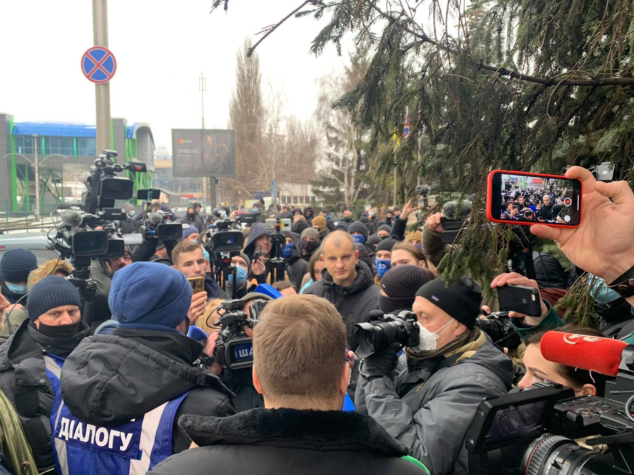 Правый сектор пикетируют канал НАШ: возникла драка - фото, видео Правый сектор пикетируют канал НАШ: возникла драка - фото, видео