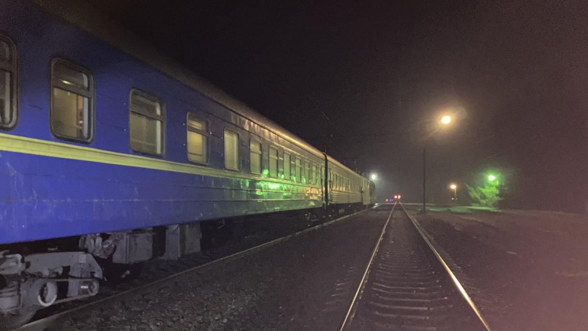 На Харківщині пасажирський потяг переїхав молоду жінку