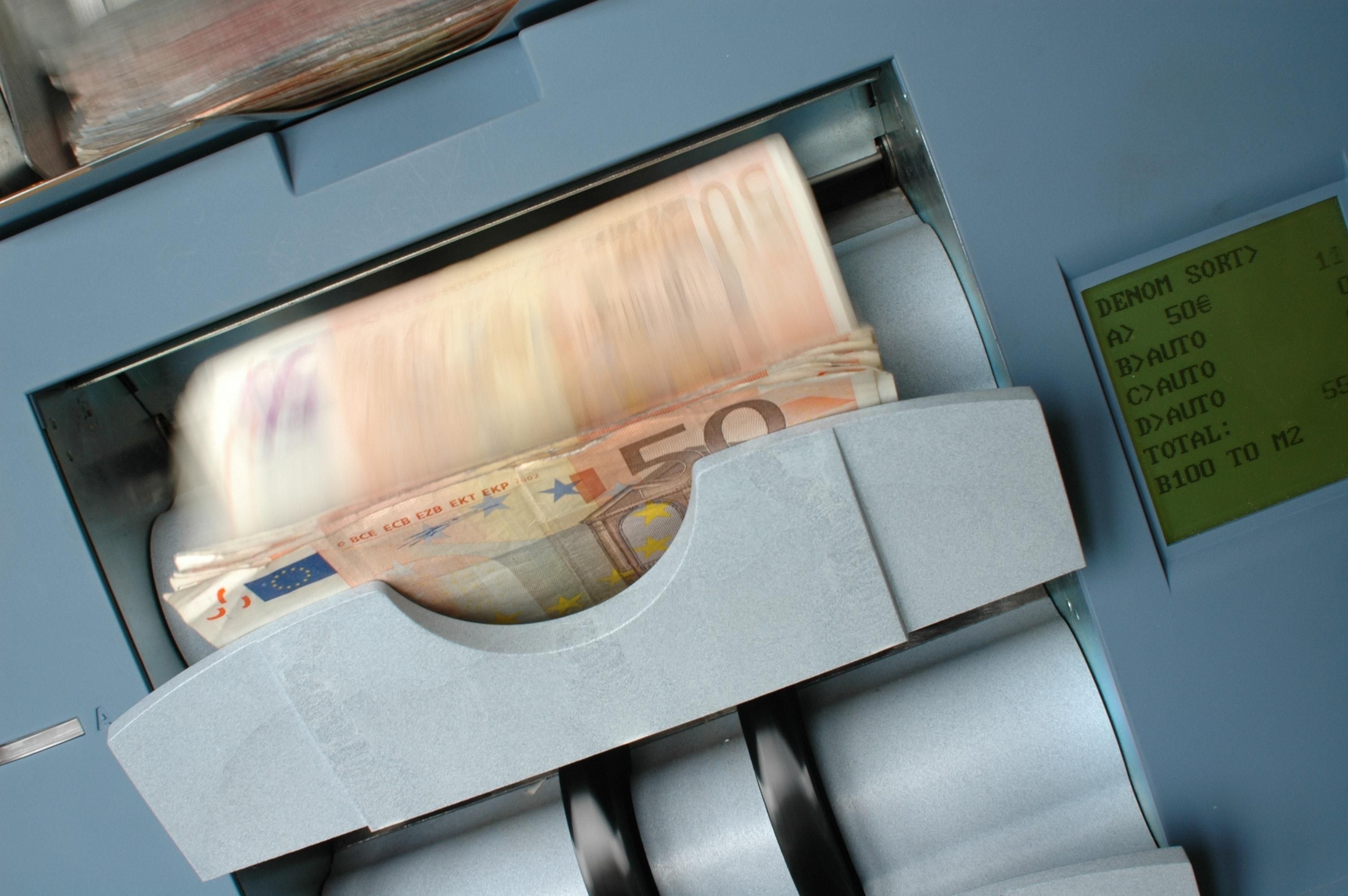 Нацбанк збільшив е-ліміт на деякі валютні операції – сума