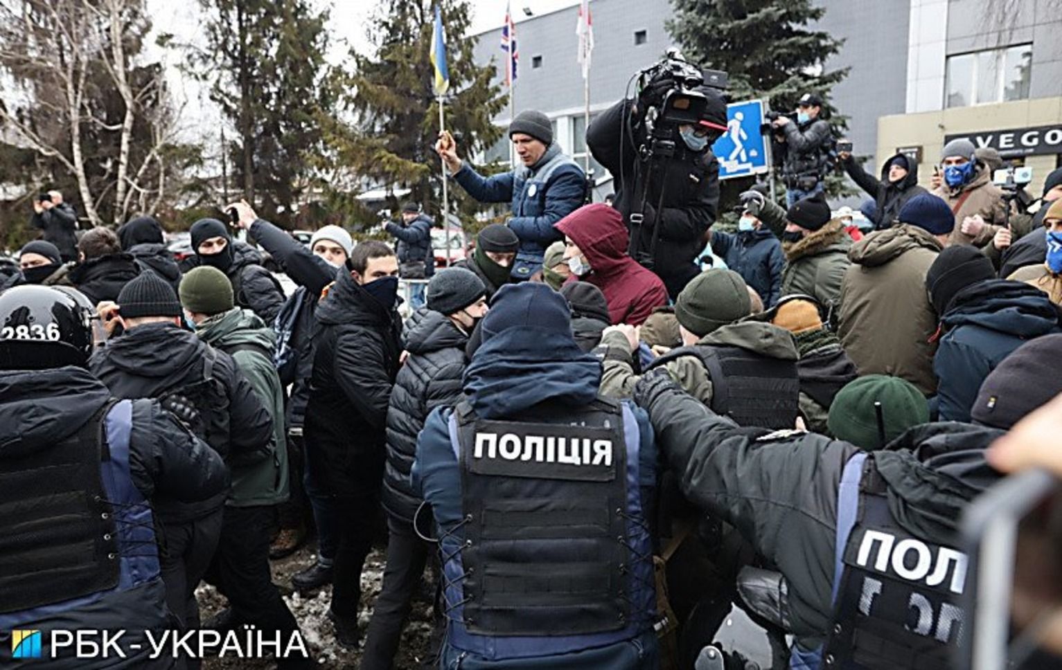 Учасник пікету під каналом Наш погрожував вистрибнути з вікна