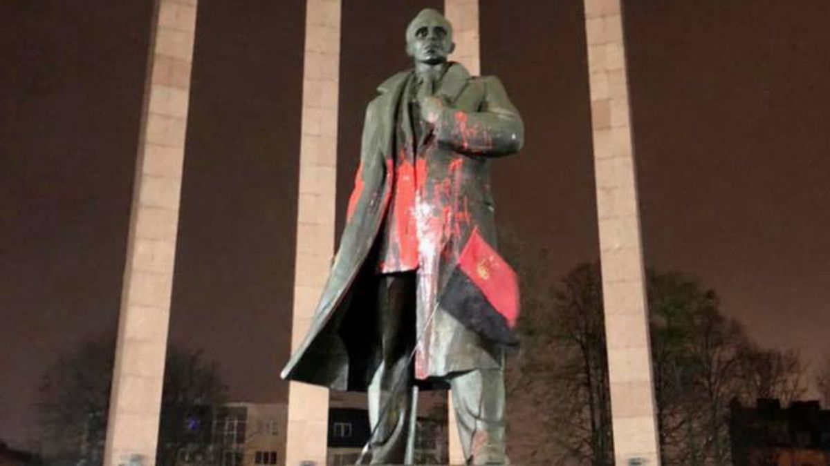 Во Львове облили краской памятник Степану Бандере: фото