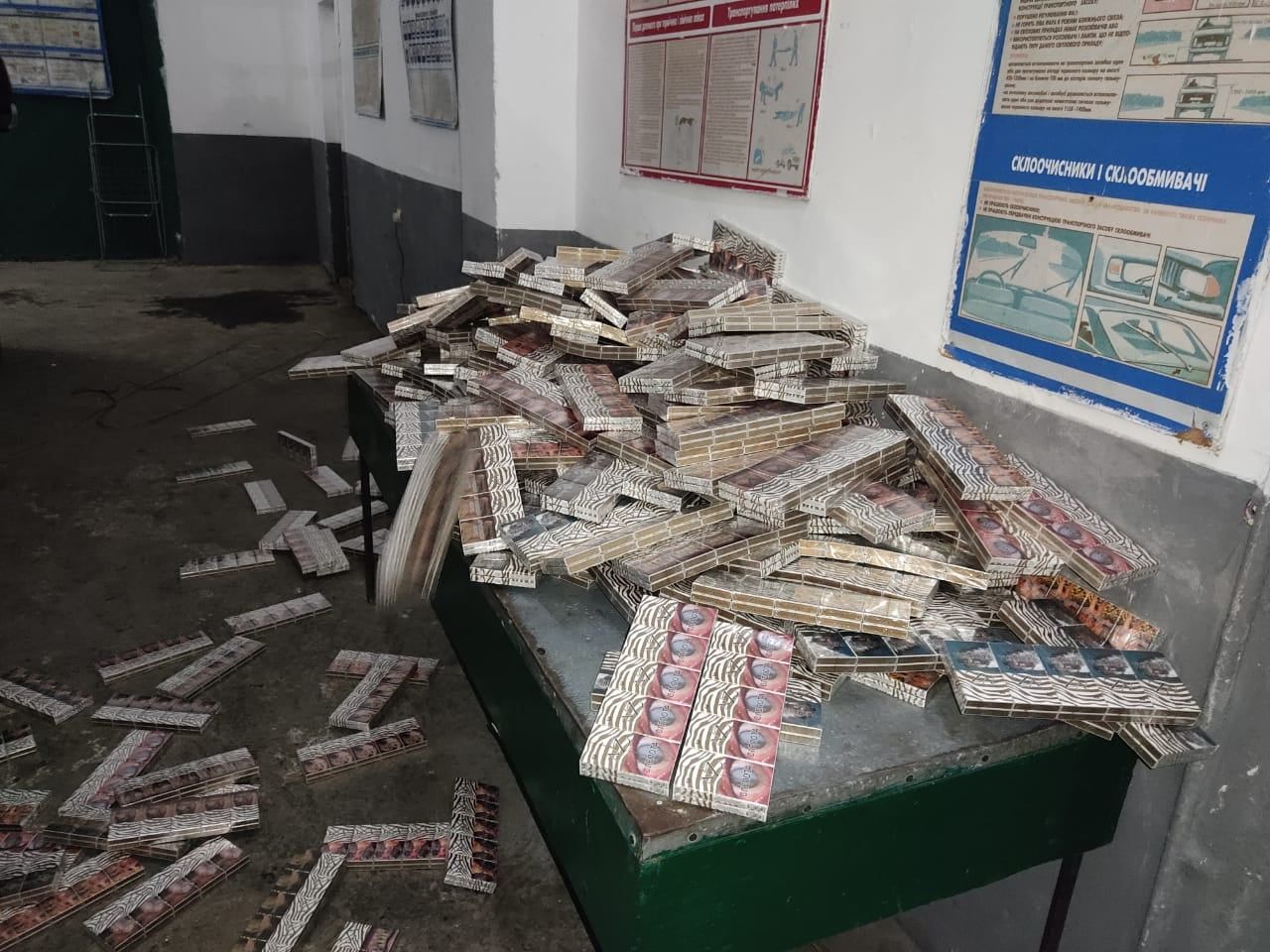 Понад 37 тисяч пачок сигарет: митники вилучили рекордну партію контрабанди – фото Понад 37 тисяч пачок сигарет: митники вилучили рекордну партію контрабанди – фото