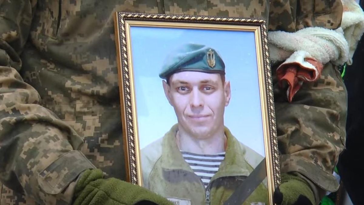 Прощання з загиблим на Донбасі Дмитром Власенком: відео Прощання з загиблим на Донбасі Дмитром Власенком: відео