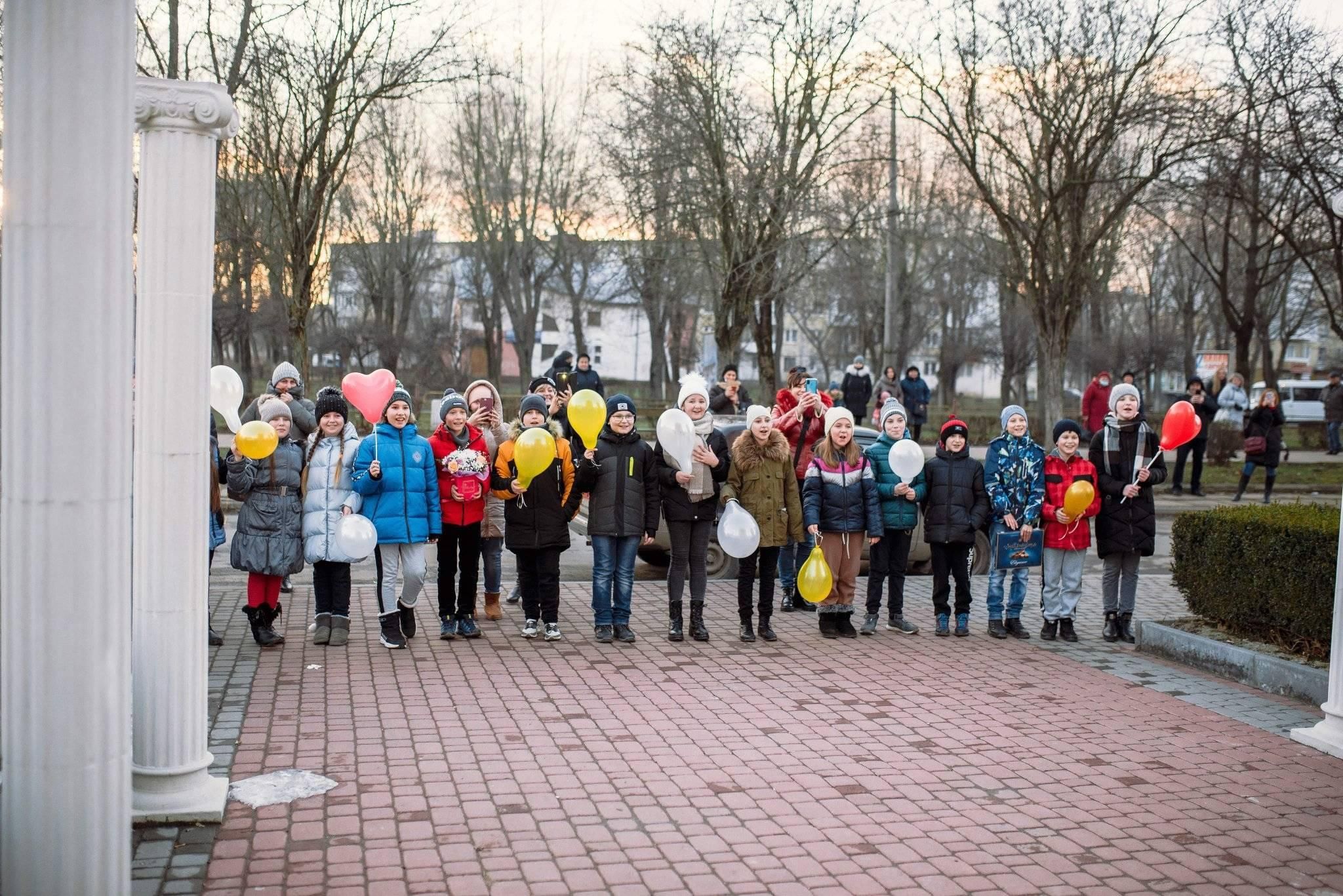 Учні здивували улюблену вчительку, привітавши її в день весілля: фото