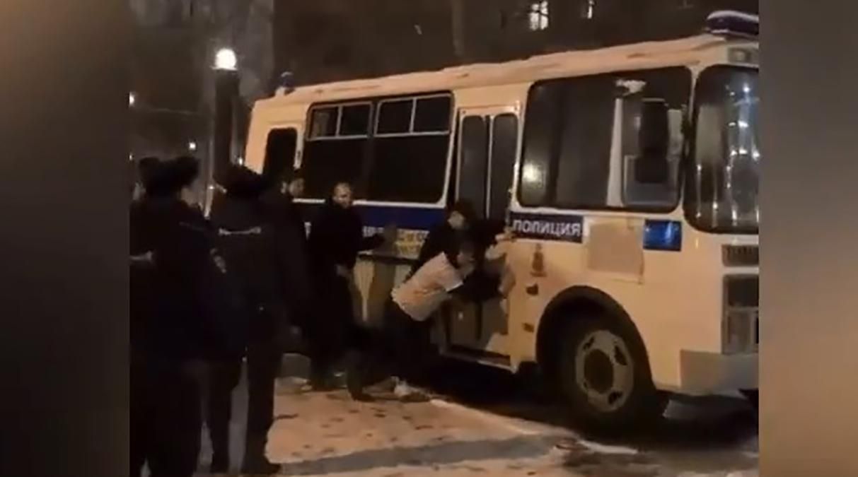У РФ протестувальників змусили штовхати автозак, що заглох: відео 
