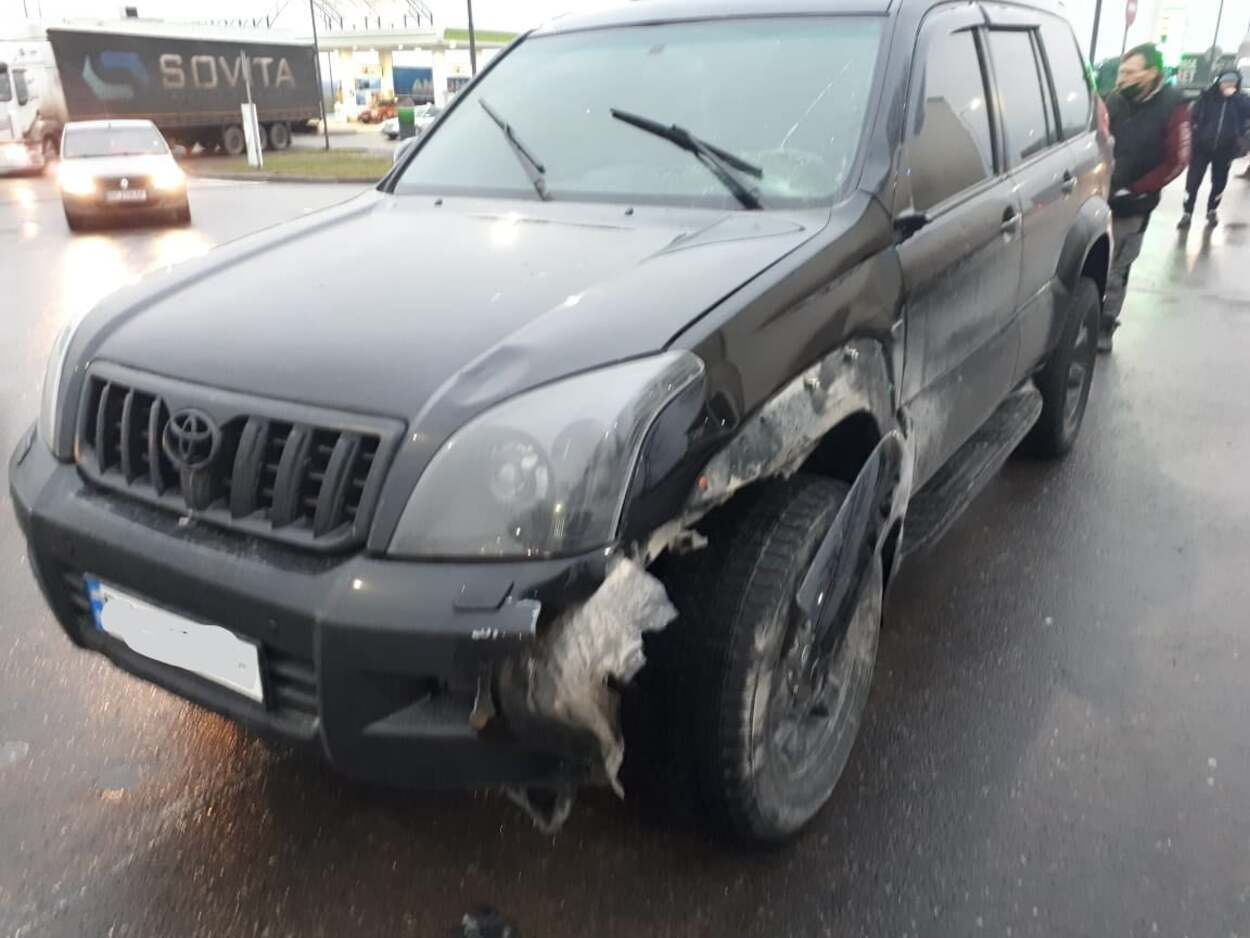 На трассе Киев - Чоп водитель Toyota сбил пешехода и он отлетел в грузовик - фото 