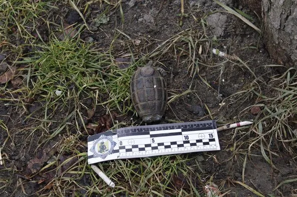 У Львові двірник знайшов гранату посеред вулиці: фото У Львові двірник знайшов гранату посеред вулиці: фото