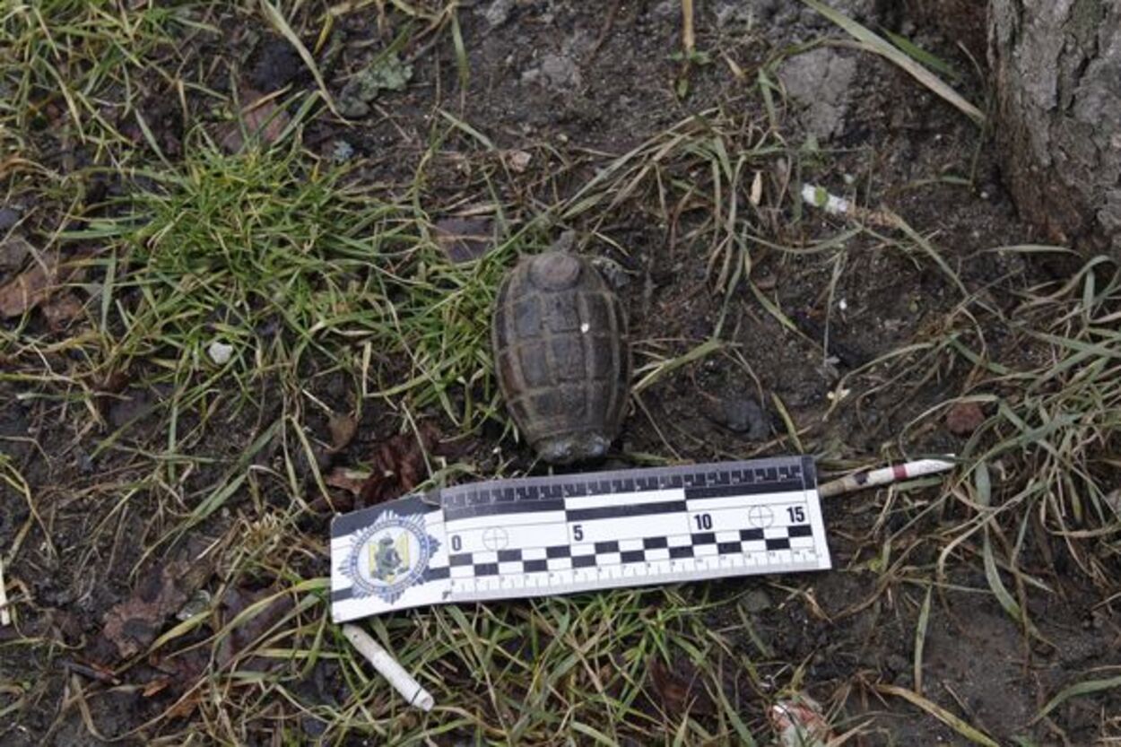 Во Львове дворник нашел боевую гранату посреди улицы: фото Во Львове дворник нашел боевую гранату посреди улицы: фото