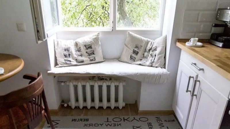 На підвіконні можна зробити додаткове місце для сидіння На підвіконні можна зробити додаткове місце для сидіння