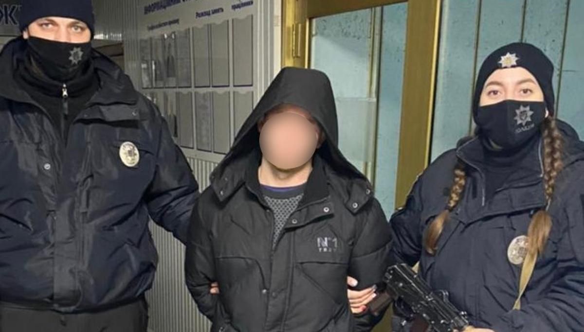 На Київщині двое чоловіків із ножами пограбували приватний будинок