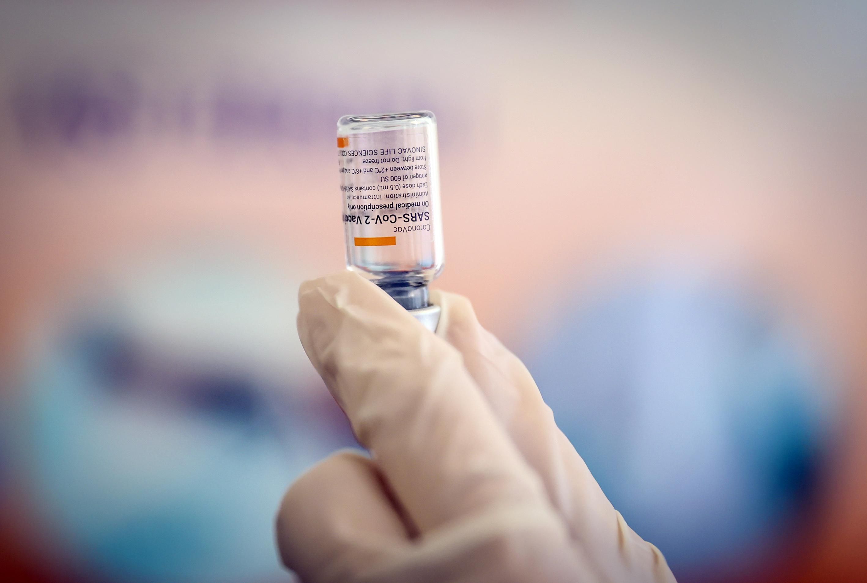 Україна отримає 12 мільйонів доз вакцин від AstraZeneca та Novavax