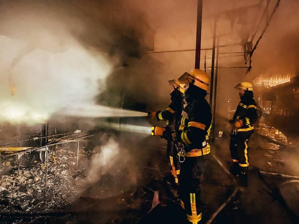 В Киеве горел рынок 06.02.2021: уничтожены 5 павильонов - фото В Киеве горел рынок 06.02.2021: уничтожены 5 павильонов - фото