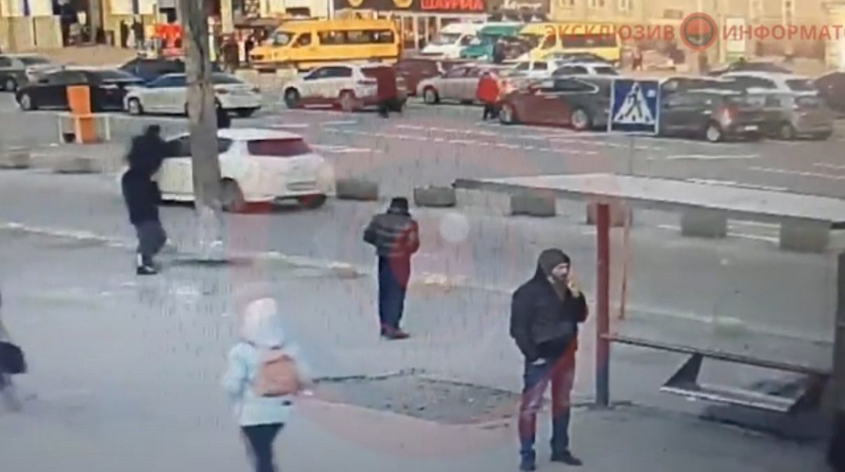 У Дніпрі водій затиснув склом руку поліцейського і поїхав: відео