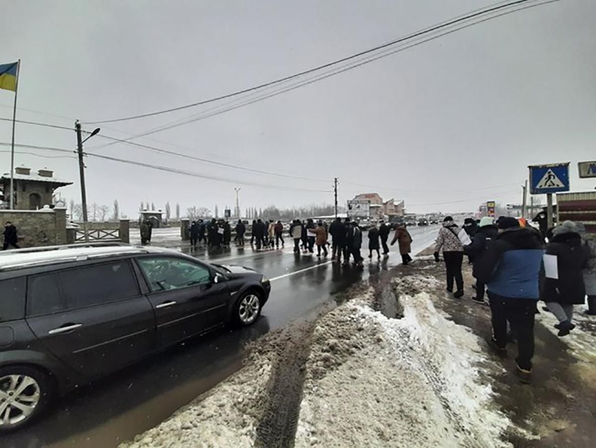Тарифный протест: на Буковине митингующие перекрыли трассу - фото