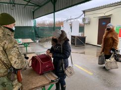 Ситуація на КПВВ та блокпостах Донбасу: бойовики блокують дорожні коридори – фото