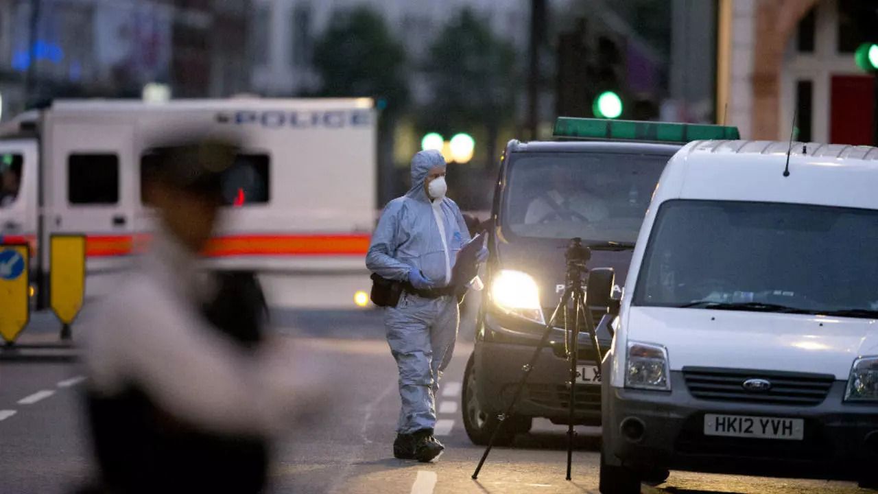 В Лондоне произошла серия нападений на людей со стороны злоумышленников с ножами: есть жертва и много раненых В Лондоне произошла серия нападений на людей со стороны злоумышленников с ножами: есть жертва и много раненых