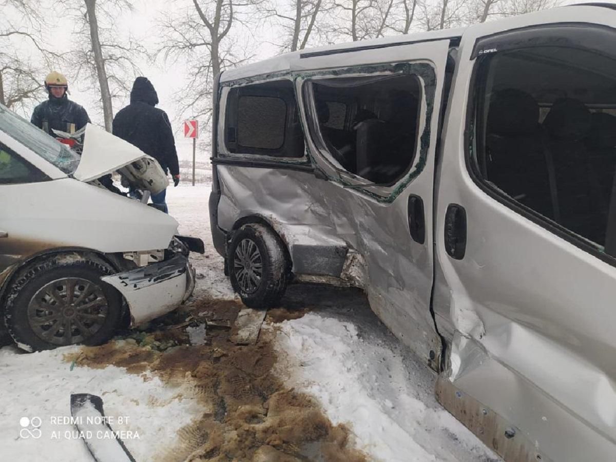 На Тернопільщині сталася велика ДТП: постраждали 7 осіб На Тернопільщині сталася велика ДТП: постраждали 7 осіб